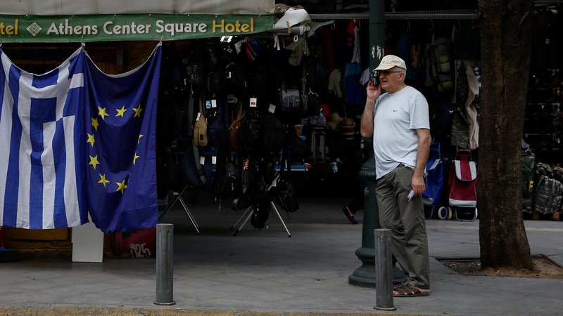 Fotografija: Grčija se sicer zavezuje, da bo do leta 2022 zagotavljala primarni presežek v vrednosti 3,5 odstotka BDP.  FOTO: Costas Baltas/Reuters