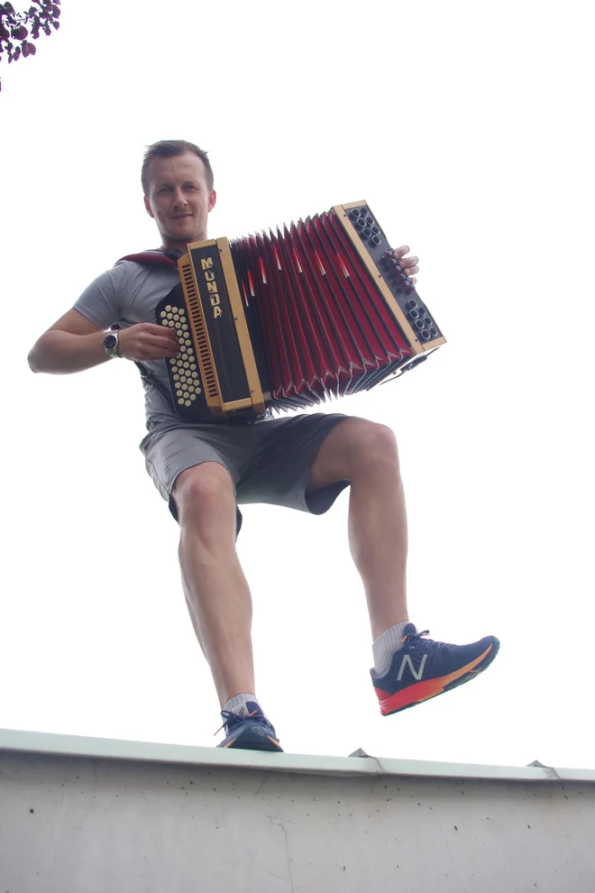 Matej s sedmimi kilogrami muzike. FOTO: Grega Kališnik