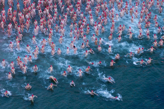 V reki Derwent, ki teče skozi avstralsko mesto Hobart, so na poletni solsticij organizirali nudistično kopanje (Dark Mofo Nude Solstice Swim).&nbsp;FOTO: Reuters