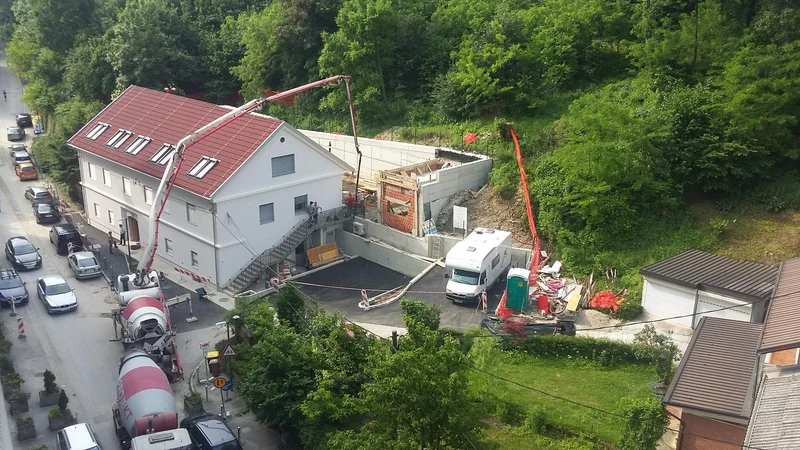 Fotografija: Prenova hiše na Vodnikovi 5 se je zavlekla za dobro leto dni, vmes je JSS MOL zamenjal izvajalca in moral pridobiti novo gradbeno dovoljenje. FOTO: Andreja Žibret Ifko