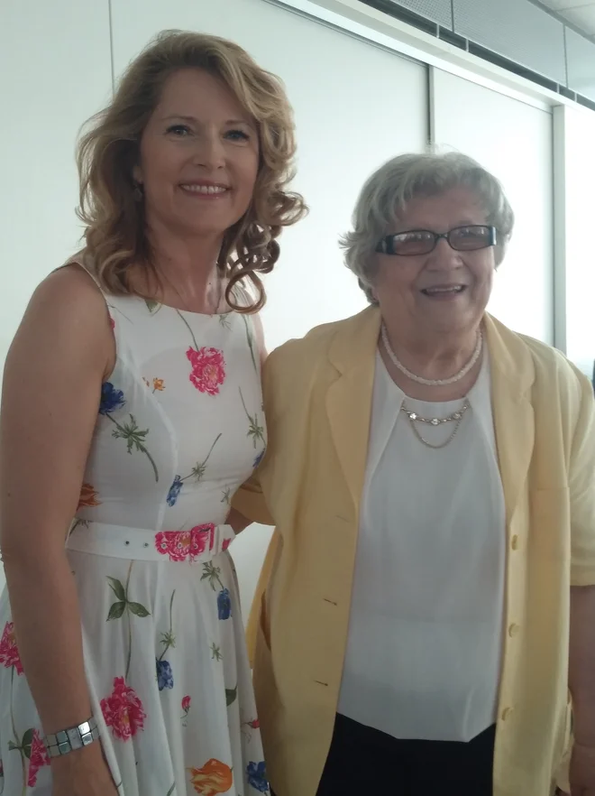 Katarina Klemenc in Rožca Šonc ob predaji donacije Leka programu Starejši starejšim. FOTO: Silva Čeh