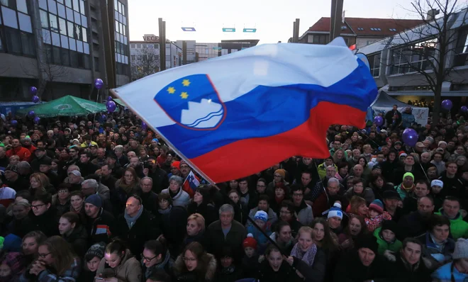 Ob uspehih svojih športnikov Slovenci veselje radi pokažejo tudi z visoko dvignjeno zastavo.<br />
FOTO: Tadej Regent