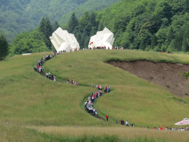 Plaz je za seboj potegnil polovico stopnic, ki so jih brigadirji nekoč zgradili v obliki kitare. FOTO: Bojan Rajšek/Delo