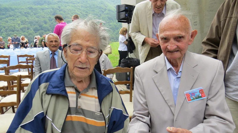 Fotografija: Vojna tovariša Hrvoje Mimica iz Omišlja in Zarja Vukadinović iz Podgorice FOTO: Bojan Rajšek/Delo