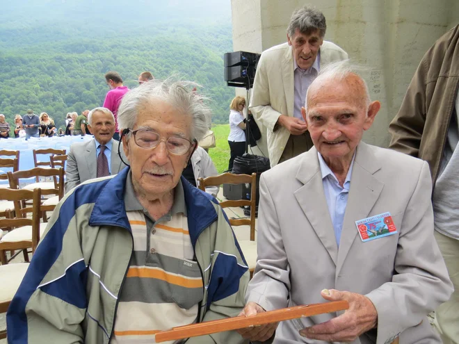 Vojna tovariša Hrvoje Mimica iz Omišlja in Zarja Vukadinović iz Podgorice FOTO: Bojan Rajšek/Delo