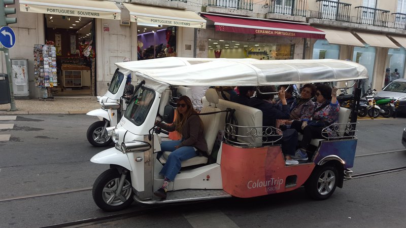 Fotografija: Javni promet v Lizboni dopolnjujejo rikše na elektriko. Foto Borut Tavčar/Delo