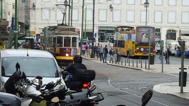 Tramvaji in avtobusi vozijo zelo na gosto. Foto Borut Tavčar/Delo