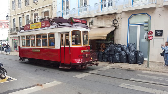 Stari tramvaji so tudi turistična zanimivost. Foto Borut Tavčar/Delo