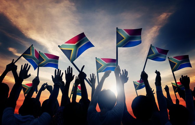 Mahanje z južnoafriškimi zastavicami Foto Rawpixel Getty Images/istockphoto