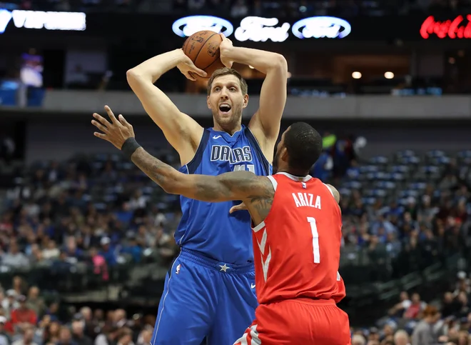 Dirk Nowitzki je minuli torek dopolnil 40 let, a bo igral vsaj še eno sezono.<br />
Foto Reuters