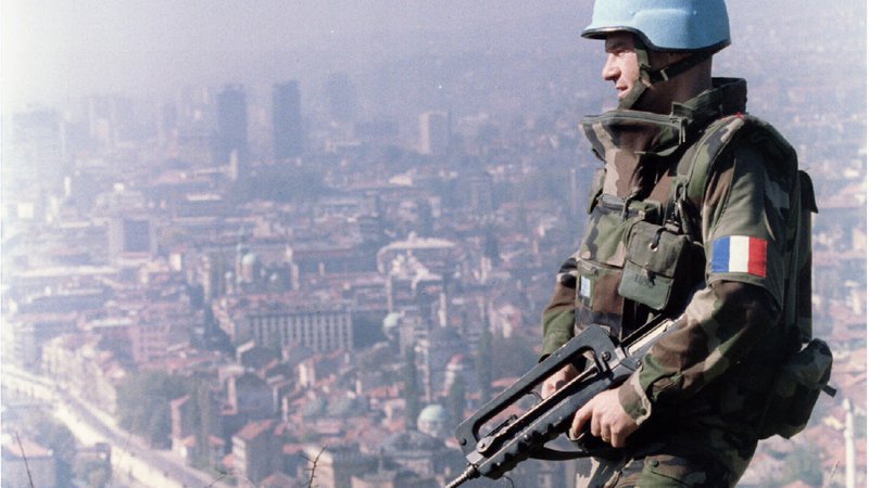Fotografija: Modre čelade ZN bi morale varovati Srebrenico. FOTO: Reuters