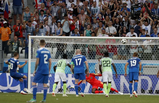 Gylfi Sigurdsson ni izkoristil enajstmetrovke. Foto Darko Vojinović/AP