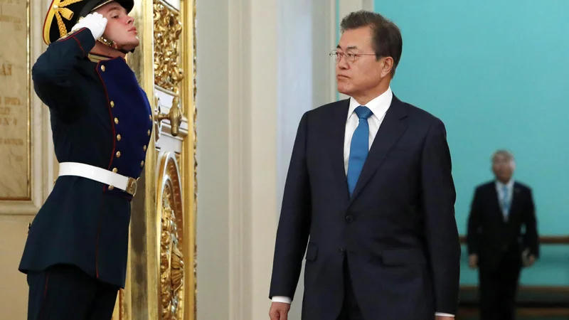 Južnokorejski predsednik Mun Džae In ob prihodu k Vladmirju Putinu. FOTO: Sergei Karpukhin/Ap