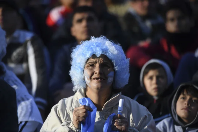Argentinski navijači so z nejevero spremljali poraz proti Hrvaški, le malokdo med njimi še verjame, da si bo njihova reprezentanca proti Nigeriji priigrala napredovanje v osmino finala. Foto Eitan Abramovich/Afp