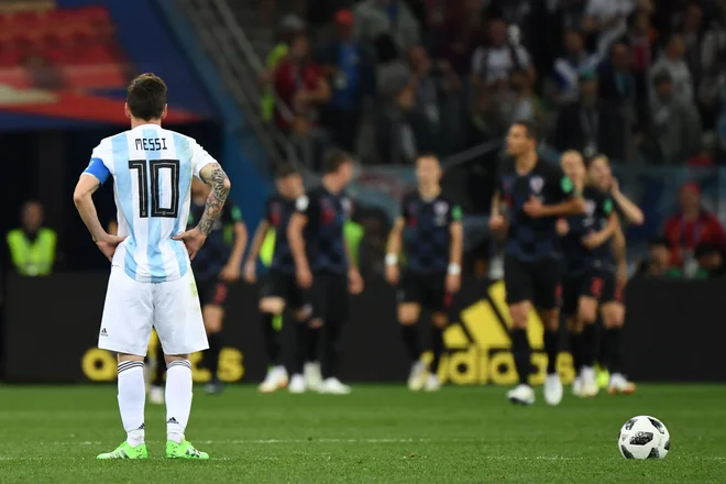 Prvi argentinski zvezdnik se je zdel na tekmi s Hrvaško povsem osamljen. Foto Dimitar Dilkoff/Afp