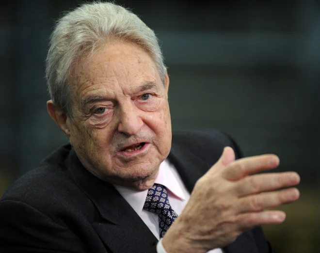 Ameriško-madžarski poslovnež George Soros financira&nbsp; nevladne organizacije, ki pomagajo migrantom. FOTO: Axel Schmidt/AFP