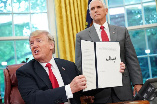 Donald Trump je po mednarodnem burnem odzivu podpisla izvršni ukaz, ki naj bi končal ločevanje otrok od staršev na meji.&nbsp;FOTO: Mandel Ngan/AFP