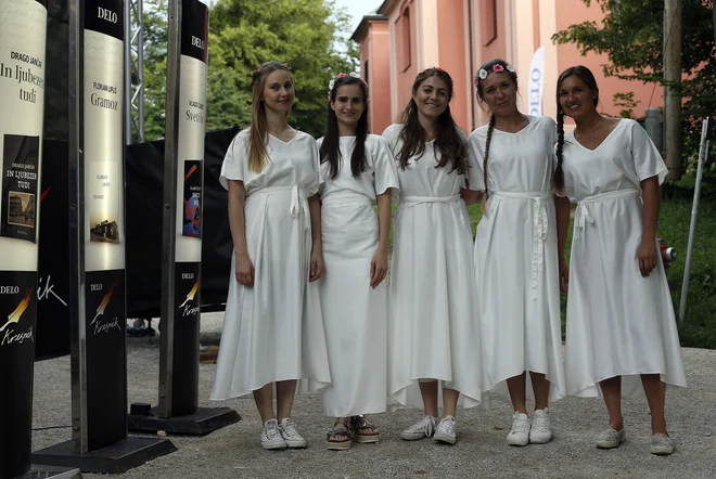 Kresnice, zveste spremljevalke podelitve Delove nagrade za najboljši roman. FOTO: Blaž Samec/Delo