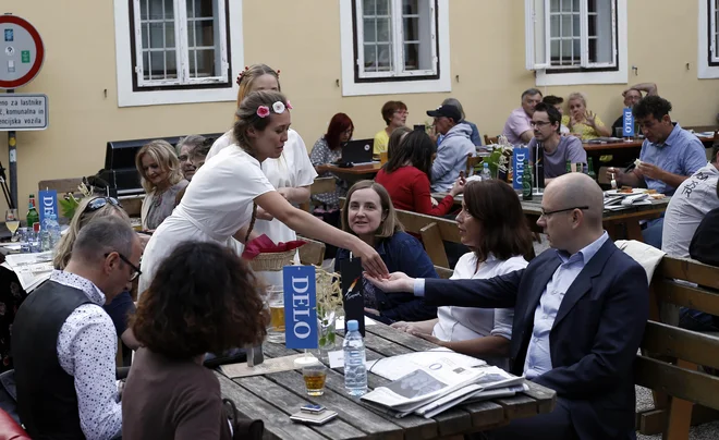 Omizje Dela s člani kulturne redakcije in v. d. odgovornega urednika Urošem Urbasom. FOTO: Blaž Samec/Delo