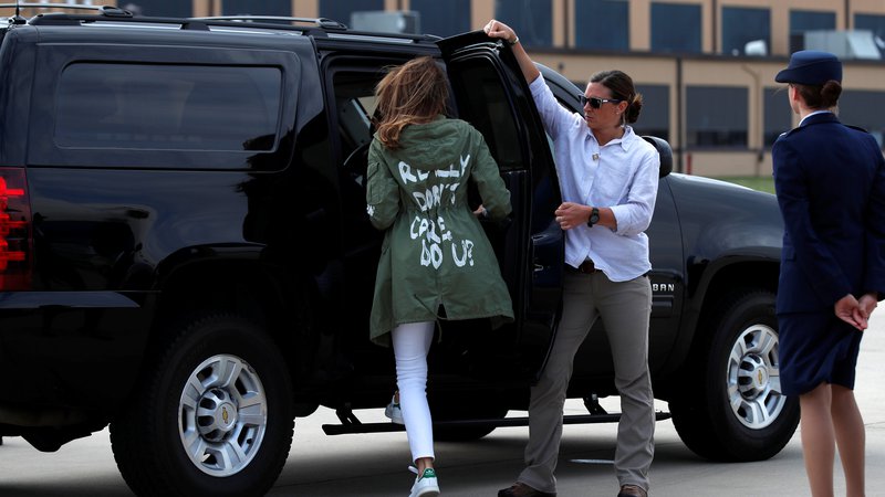 Fotografija: Melania Trump z jakno, ki je šokirala svet. FOTO: Reuters