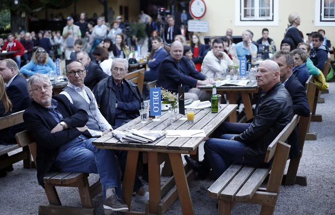 Napeto za mizo nominirancev. Vlado Žabot, Florjan Lipuš, Sarival Sosič in Štefan Kardoš. Drago Jančar je prišel kasneje. FOTO Blaž Samec/Delo