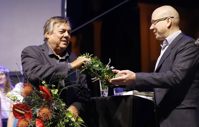 Čestitke v. d. odgovornega urednika Dela Uroša Urbasa nagrajencu. FOTO: Blaž Samec/Delo