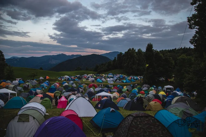 Pisana paleta šotorov na Gori rocka. FOTO: Pija Šarko