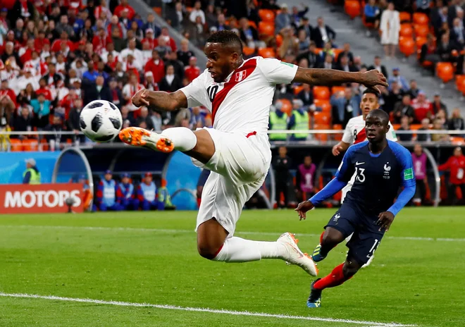 Jefferson Farfan jo je k sreči odnesel brez resnejših poškodb. Foto Jason Cairnduff/Reuters