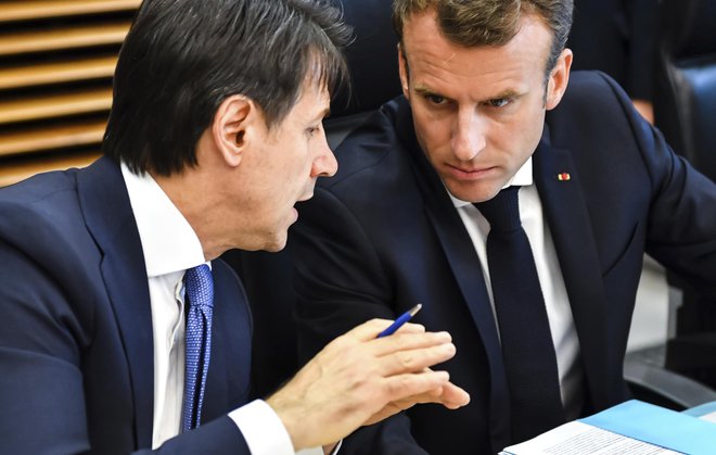 Francoski predsednik Macron ob pogovoru z italijanskim premierom Contijem. FOTO: Geert Vanden Wijngaert/Ap