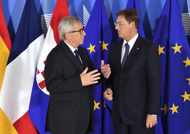 Jean-Claude Juncker v pomenku z Mirom Cerarjem. FOTO: Geert Vanden Wijngaert/Ap