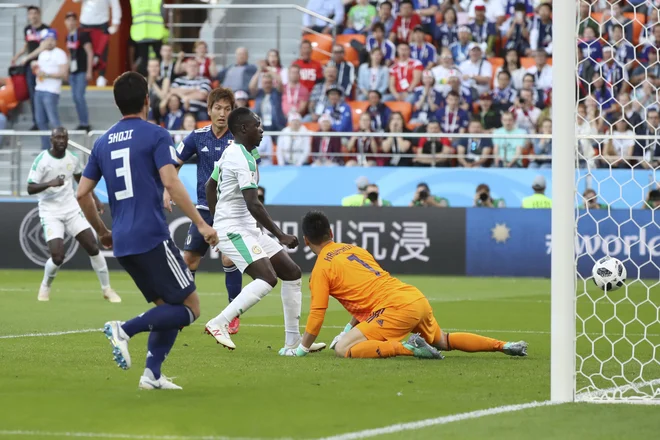 Sadio Mane je zgodaj načel japonsko mrežo. Foto Eugene Hoshiko/AP