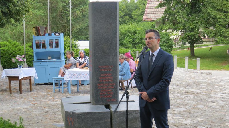 Fotografija: Poslanec Marjan Šarec je pred pomnikom Geoss v Spodnji Slivni spoštljivo spregovoril o dnevu državnosti. FOTO: Bojan Rajšek/Delo
