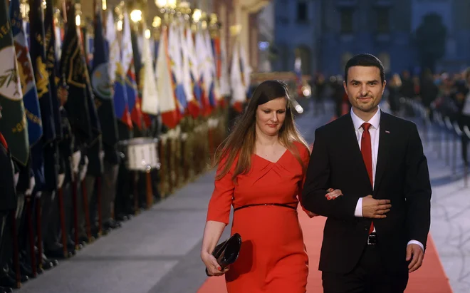 Matej Tonin s soprogo ob prihodu na proslavo. FOTO: Blaž Samec/Delo