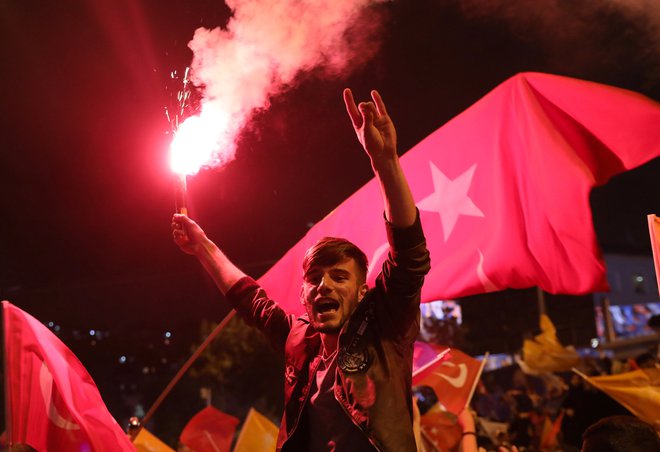 Erdoganivi privrženci med proslavljanjem izida volitev. FOTO: Reuters