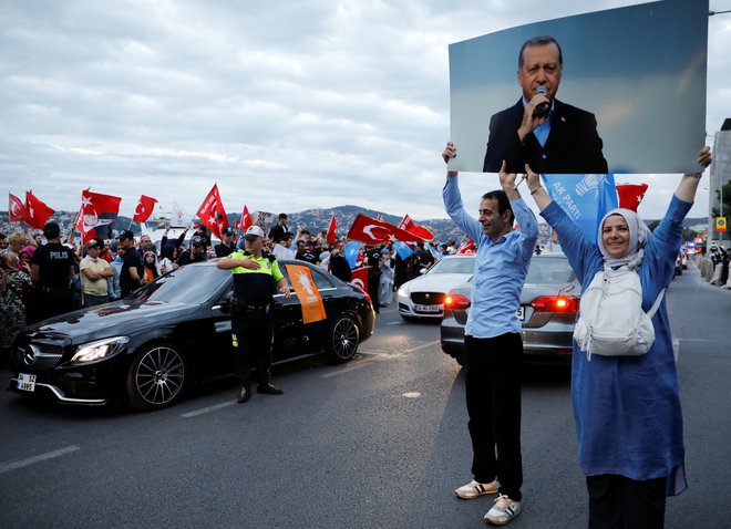 Predsednik volilne komisije sicer ni navedel številk, koliko odstotkov glasov je prejel Erdogan. FOTO: Reuters