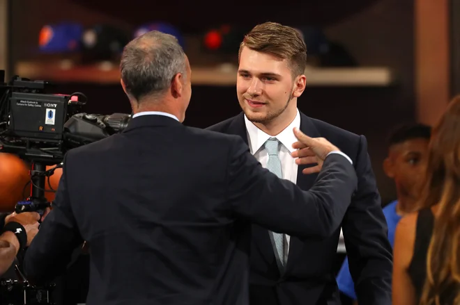Srečanji bo izpustil Luka Dončić, ki je bil na naboru severnoameriške lige NBA kot tretji izbran s strani Atlante Hawks, nato pa ga je omenjeno moštvo poslalo v ekipo Dallas Mavericks. FOTO: AFP