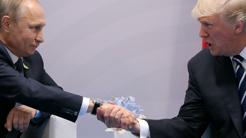 Fotografija: Voditelja Rusije in ZDA sta se prvič dobila na kratkem pogovoru pred enim letom ob robu vrha skupine držav G-20. FOTO: Reuters