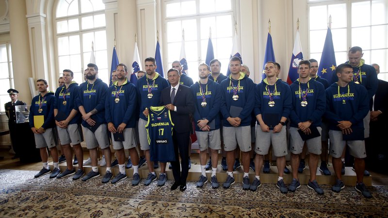Fotografija: Predsednik Pahor je košarkarjem podelil zlati red za zasluge. Foto Blaž Samec/Delo