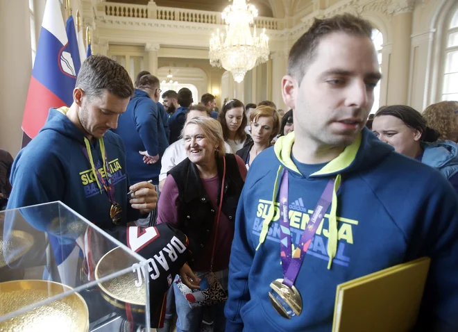 Obiska predsedniške palače se je udeležil tudi Goran Dragić. Foto Blaž Samec/Delo