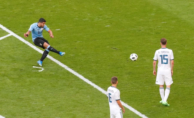 Luis Suarez je virtuozno izvedel prosti strel. Foto David Gray/Reuters