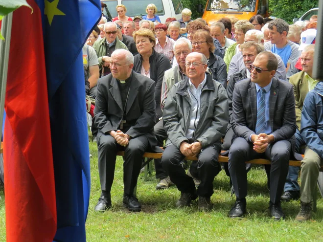 Ljubljanski pomožni škof Franc Šuštar (na forografiji levo), France Cukjati in župan Dušan Strnad. FOTO: Bojan Rajšek/Delo