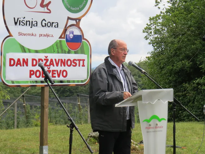 Na Polževem je zbranim spregovoril predsednik Zbora za republiko France Cukjati. FOTO: Bojan Rajšek/Delo