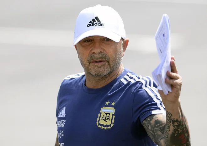 Argentinski selektor Jorge Sampaoli premore polno navodil igralcem, toda doslej mu ni šlo najbolje.