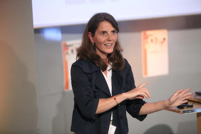 Dr. Elisabetta Traggiai, direktorica centra za raziskovanje terapevtskih proteinov na Novartisovem inštitutu za biomedicinske raziskave v Baslu, poudarja pomen novih raziskav. FOTO: Barbara Zajc
