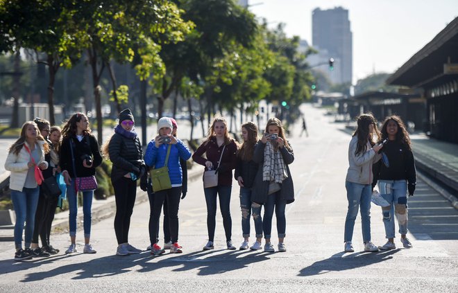 Skupina turistov se je med 24-urno stavko fotografirala na Aveniji 9. julija v središču argentinske prestolnice.