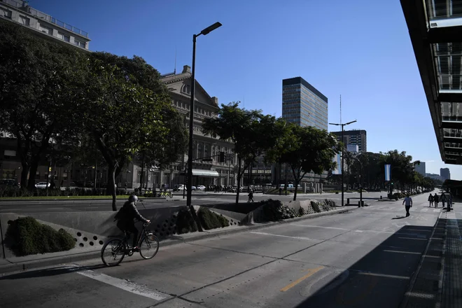 Prazna Avenija 9. julija v centru Buenos Airesa. FOTO: Eitan Abramovich/AFP