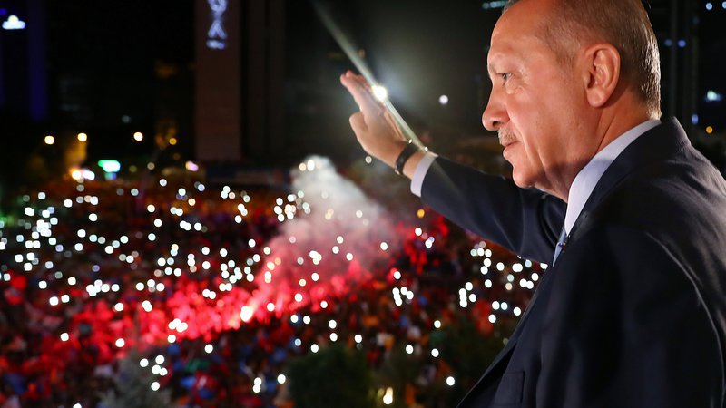 Fotografija: Turški predsednik Recep Tayyip Erdogan pozdravlja svoje privržence. FOTO: REUTERS