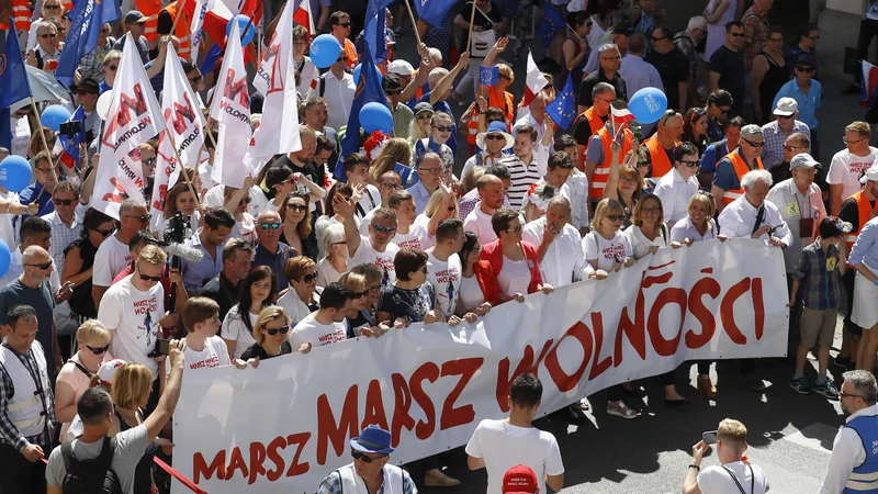 Fotografija: Udeleženci protivladnega protesta, ki so ga minuli mesec v Varšavi organizirale opozicijske skupine. FOTO: Kacper Pempel/Reuters