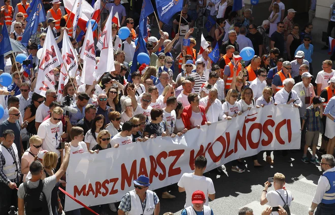 Udeleženci protivladnega protesta, ki so ga minuli mesec v Varšavi organizirale opozicijske skupine. FOTO: Kacper Pempel/Reuters
