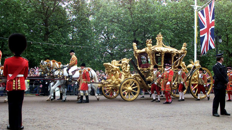 Fotografija: Zlato kočijo so naredili leta 1760 in jo zaradi starosti in slabe vožnje uporabljajo samo za velike slavnosti, kot je bila diamntna obletnica kronanja Elizabete II. FOTO: Reuters